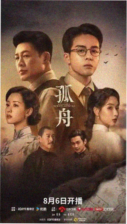 把公开资料抄写进纸质索引卡的桌面实拍